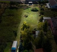 Stavebný pozemok so stavebným povolením - Janíkovce - 729 m2 - Pozemky na bývanie na Hlavnej ulici v Nitre, obklopené rodinnými domami a zeleňou.