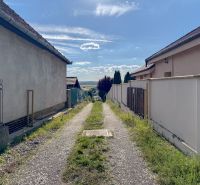Stavebný pozemok so stavebným povolením - Janíkovce - 729 m2 - Úzka cesta medzi pozemkami na bývanie na Hlavnej ulici v Nitre.