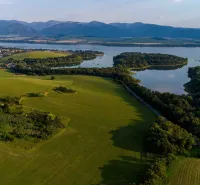 Liptovský Trnovec – 6.488 m2 POZEMOK na MOBILNÝ dom - Zelené polia, lesy a vodná plocha pri Liptovskom Trnovci, Zvláštne nehnuteľnosti.