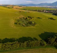 Liptovský Trnovec – 6.488 m2 POZEMOK na MOBILNÝ dom - Rozsiahle zelené polia a kopce v Liptovskom Trnovci, ponúkajúce pohľad na zvláštne nehnuteľnosti.
