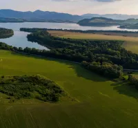 Liptovský Trnovec – 6.488 m2 POZEMOK na MOBILNÝ dom - Krajina pri Liptovskom Trnovci so zvláštnymi nehnuteľnosťami, obklopená lúkami a lesmi.