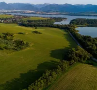 Liptovský Trnovec – 6.488 m2 POZEMOK na MOBILNÝ dom - Liptovský Trnovec ponúka rozsiahlu zeleň s jazerom, obklopenú lesným porastom a poliami.