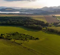 Liptovský Trnovec – 6.488 m2 POZEMOK na MOBILNÝ dom - Krajinka v Liptovskom Trnovci so zeleňou, lesmi a kopcami. Zvláštne nehnuteľnosti.