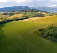 Liptovský Trnovec – 6.488 m2 POZEMOK na MOBILNÝ dom - Pohľad na rozľahlé polia v Liptovskom Trnovci s horami. Zvláštne nehnuteľnosti.