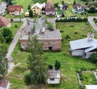 3 STAVEBNÉ POZEMKY V DÚBRAVE | NOVÉ PARCELY cca 860 m² |  - Letecký pohľad na pozemky - bývanie v Dúbrave so staršími budovami a zeleňou.