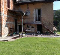 Slnečný pozemok s rodinným domom v Ovčiarsku  - Exteriér staršieho domu v Ovčiarsku vhodný na Pozemky - bývanie.