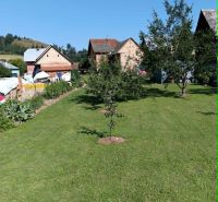 Slnečný pozemok s rodinným domom v Ovčiarsku  - Záhrada s trávnikom a ovocnými stromami pri domoch v Ovčiarsku, Pozemky - bývanie.