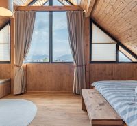 I Luxusné dvojpodlažné chalet pri Liptovskej Mare - Interiér Hotela a penziónu s veľkým oknom, dreveným dekorom a výhľadom na hory.