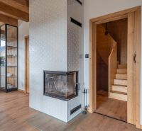 I Luxusné dvojpodlažné chalet pri Liptovskej Mare - Interiér hotelov a penziónov s krbom, schodiskom a podlahou s dreveným dekorom.
