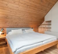 I Luxusné dvojpodlažné chalet pri Liptovskej Mare - Spálňa s drevenými stenami, posteľou a podlahou s dreveným dekorom, Hotely a penzióny.