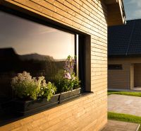 I Luxusné dvojpodlažné chalet pri Liptovskej Mare - Drevený exteriér Hotely a penzióny v Liptovskom Trnovci s kvetmi na parapete.