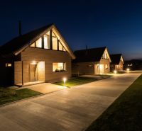 I Luxusné dvojpodlažné chalet pri Liptovskej Mare - Drevené chatky v nočnom osvetlení, Liptovský Trnovec, Hotely a penzióny.