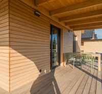 I Luxusné dvojpodlažné chalet pri Liptovskej Mare - Drevená terasa s vonkajším sedením v hoteloch a penziónoch Liptovského Trnovca.