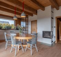 I Luxusné dvojpodlažné chalet pri Liptovskej Mare - Interiér Hotely a penzióny s krbom, kuchynskou linkou a podlahou s dreveným dekorom.