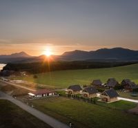 I Luxusné dvojpodlažné chalet pri Liptovskej Mare - Západ slnka nad Liptovským Trnovcom, Hotely a penzióny, krajina a horský horizont.