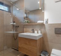 I Luxusné dvojpodlažné chalet pri Liptovskej Mare - Kúpeľňa s umývadlom, dreveným dekorom a sprchovým kútom v Hoteloch a penziónoch.