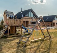 I Luxusné dvojpodlažné chalet pri Liptovskej Mare - Drevené ihrisko pri penzióne v Liptovskom Trnovci s hojdacou súpravou a šmykľavkou.