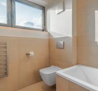 I Luxusné dvojpodlažné chalet pri Liptovskej Mare - Kúpeľňa v Hoteloch a penziónoch s vaňou, oknom a stenovým WC.