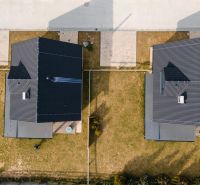I Luxusné dvojpodlažné chalet pri Liptovskej Mare - Letecký pohľad na dve strechy domov v Liptovskom Trnovci pri hoteloch a penziónoch.