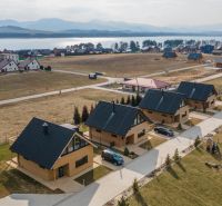 I Luxusné dvojpodlažné chalet pri Liptovskej Mare - Chaty pri vode v Liptovskom Trnovci, Hotely a penzióny s parkoviskom a trampolínou.