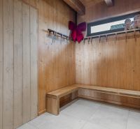 I Luxusné dvojpodlažné chalet pri Liptovskej Mare - Drevený interiér s lavicou a vešiakmi v hoteloch a penziónoch.