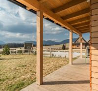 I Luxusné dvojpodlažné chalet pri Liptovskej Mare - Drevená veranda s výhľadom do prírody v okolí Liptovského Trnovca, Hotely a penzióny.