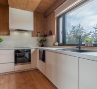 I Luxusné dvojpodlažné chalet pri Liptovskej Mare - Kuchyňa v Hoteloch a penziónoch s podlahou s dreveným dekorom a veľkým oknom.