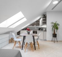 I Exkluzívny penthouse s terasou v absolútnom centre mesta - Podkrovná kuchyňa v 2-izbovom byte s okrúhlym stolom a veľkými strešnými oknami.