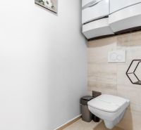 I Exkluzívny penthouse s terasou v absolútnom centre mesta - Kúpeľňa s toaletou v 2-izbovom byte s dlažbou a modernými prvkami.