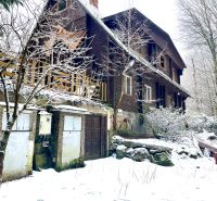 I Investičná príležitosť – Hotel v Modre - Zasnežená drevená budova na ulici Piesok v Modre, obklopená zimnou prírodou. Hotely a penzióny.
