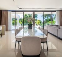 I Na predaj Luxusná vila „Tomma“ v Ubud, Bali - Priestranná jedáleň vo vile s veľkým jedálenským stolom a pohľadom na záhradu.
