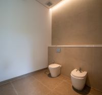 I Na predaj Luxusná vila „Tomma“ v Ubud, Bali - Toaleta a bidet v priestore vily s jednoduchým dizajnom.