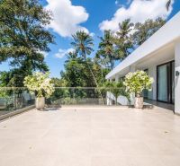 I Na predaj Luxusná vila „Tomma“ v Ubud, Bali - Terasa vily na Bali s výhľadom na palmy a modrú oblohu.