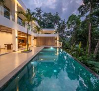I Na predaj Luxusná vila „Tomma“ v Ubud, Bali - Vila na Bali s bazénom, terasou a výhľadom na tropickú zeleň v okolí.