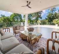 I Na predaj Luxusná vila „Tomma“ v Ubud, Bali - Vila na Bali s terasou, pohovkou, skleneným stolom a výhľadom na džungľu.