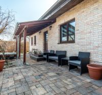 Stavebný pozemok 8 500 m² s podnikateľským potenciálom - Terasa s dlažbou a ratanovým nábytkom v Dolnom Lopašove, pozemky - bývanie.