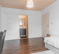 Stavebný pozemok 8 500 m² s podnikateľským potenciálom - Izba s posteľou, podlahou s dreveným dekorom a vstavanou skriňou, Pozemky - bývanie.