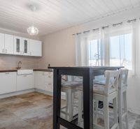 Stavebný pozemok 8 500 m² s podnikateľským potenciálom - Kuchyňa s bielym nábytkom a podlahou s dreveným dekorom v Pozemkoch - bývanie.