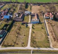 Stavebný pozemok 8 500 m² s podnikateľským potenciálom - Letecký pohľad na Domy a záhrady v Dolnom Lopašove, vhodné pre Pozemky - bývanie.