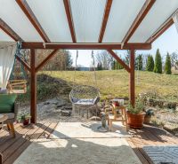 Stavebný pozemok 8 500 m² s podnikateľským potenciálom - Krytá terasa so záhradným nábytkom s výhľadom na pozemky - bývanie v Dolnom Lopašove.