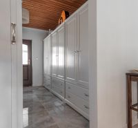Stavebný pozemok 8 500 m² s podnikateľským potenciálom - Chodba so skrinkami, svetlými obkladmi a dreveným stropom v nehnuteľnosti na bývanie.