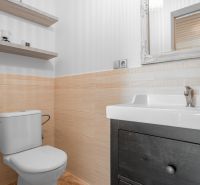 Stavebný pozemok 8 500 m² s podnikateľským potenciálom - Kúpeľňa so svetlými kachličkami, umývadlom a policami, Pozemky - bývanie.
