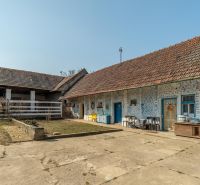 Stavebný pozemok 8 500 m² s podnikateľským potenciálom - Vidiecky dvor s modrou omietkou a sedlovou strechou v Dolnom Lopašove, Pozemky - bývanie.