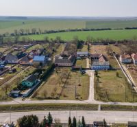 Stavebný pozemok 8 500 m² s podnikateľským potenciálom - Letecká fotografia vidieka v Dolnom Lopašove so záhradami a poľami. Pozemky - bývanie.