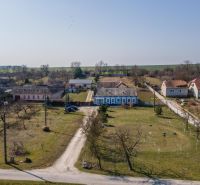 Stavebný pozemok 8 500 m² s podnikateľským potenciálom - Pozemky - bývanie v Dolnom Lopašove so staršími domami a záhradami.