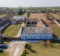 Stavebný pozemok 8 500 m² s podnikateľským potenciálom - Tradičný modrý dom s veľkým dvorom v Dolnom Lopašove, ideálny na bývanie.