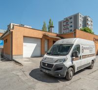 I PREDAJ – FUNGUJÚCA PEKÁREŇ A POTRAVINY V TRNAVE - Biela dodávka stojí pred výrobnými priestormi na Koniarekovej ulici v Trnave.