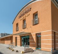 I PREDAJ – FUNGUJÚCA PEKÁREŇ A POTRAVINY V TRNAVE - Oranžová budova s potravinami na Koniarekovej ulici vo výrobných priestoroch v Trnave.