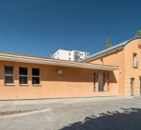 I PREDAJ – FUNGUJÚCA PEKÁREŇ A POTRAVINY V TRNAVE - Budova výrobného priestoru na Koniarekovej ulici v Trnave so vstupnými dverami.