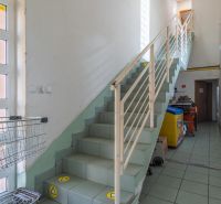 I PREDAJ – FUNGUJÚCA PEKÁREŇ A POTRAVINY V TRNAVE - Schodisko vo výrobných priestoroch so zelenými dlažbami a košíkmi na kolieskach.